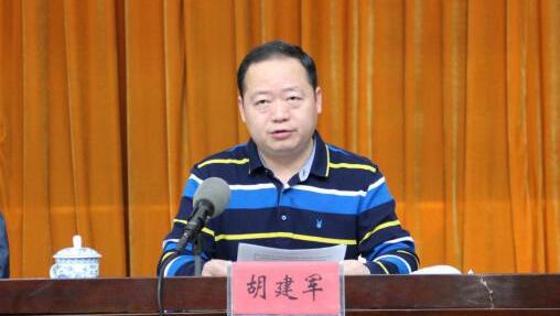 胡建軍簡歷：柳州軌道交通集團董事長胡建軍，曾任柳州市蓮花山保護中心主任，魚峰區(qū)委常委、常務(wù)副區(qū)長