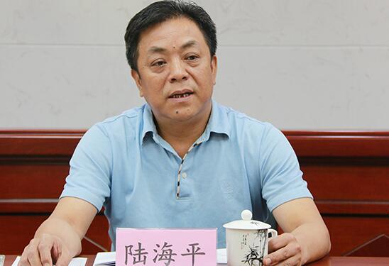 陸海平簡歷：賀州市人大主任陸海平，曾任賀州市政協(xié)主席、政法委書記