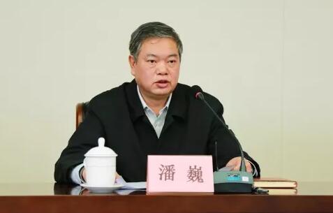 潘巍簡(jiǎn)歷：廣西政協(xié)港澳臺(tái)僑和外事委員會(huì)副主任潘巍，曾任廣西發(fā)改委黨組書記、質(zhì)監(jiān)局局長(zhǎng)、交通廳廳長(zhǎng)