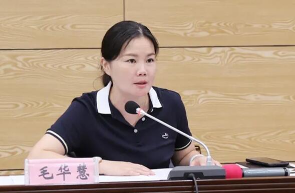 毛華慧簡歷：河池市環(huán)江縣委副書記、縣長毛華慧，曾任河池市投資促進局局長、團委書記
