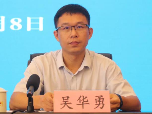 吳華勇簡歷：貴港市覃塘區(qū)委副書記、區(qū)長吳華勇，曾任貴港團(tuán)委書記，港北區(qū)委常委、宣傳部部長、副區(qū)長