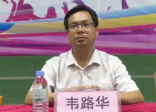 韋路華簡(jiǎn)歷：河池市委宣傳部副部長(zhǎng)、融媒體中心主任韋路華，曾任東蘭縣委副書記、常務(wù)副縣長(zhǎng)，環(huán)江縣委常委、宣傳部部長(zhǎng)